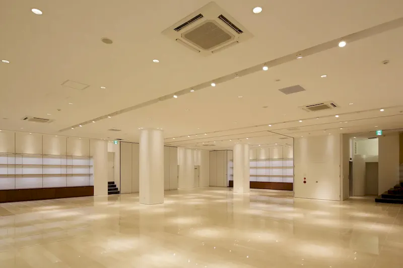 【阪急京都河原町駅7分】展示会やポップアップストア、企業イベントに最適な白を基調とし大中小と選べる最大333㎡ スペース