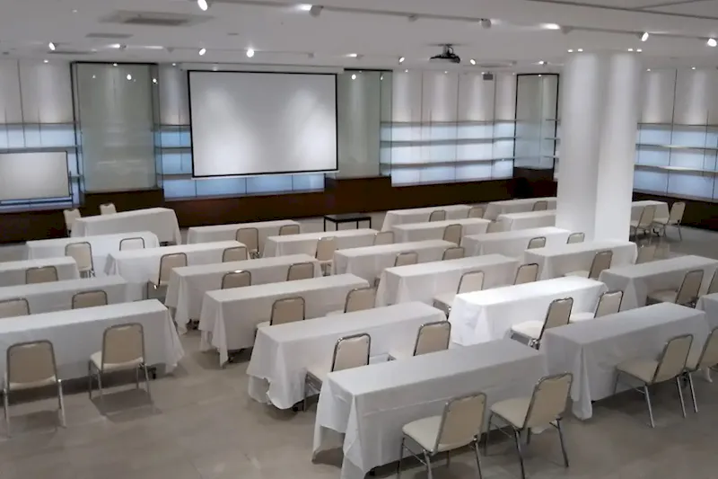 【阪急京都河原町駅7分】展示会やポップアップストア、企業イベントに最適な白を基調とし大中小と選べる最大333㎡ スペース