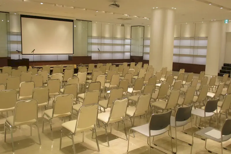 【阪急京都河原町駅7分】展示会やポップアップストア、企業イベントに最適な白を基調とし大中小と選べる最大333㎡ スペース