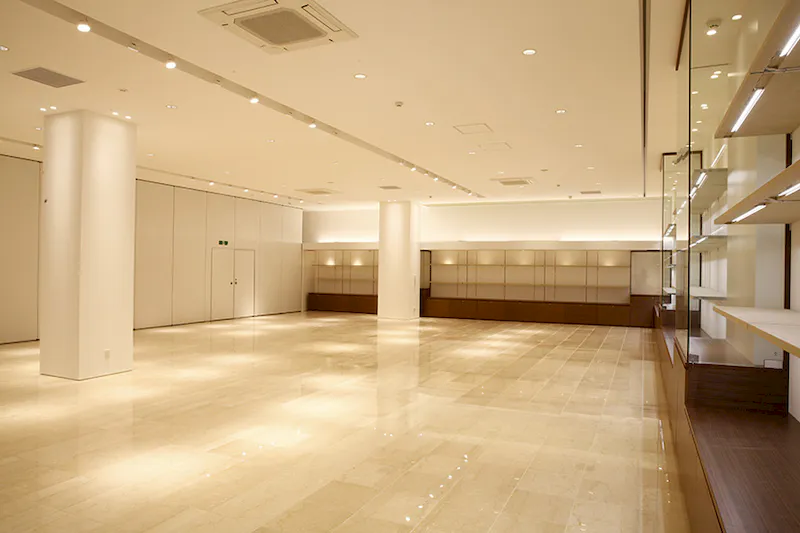 【阪急京都河原町駅7分】展示会やポップアップストア、企業イベントに最適な白を基調とし大中小と選べる最大333㎡ スペース