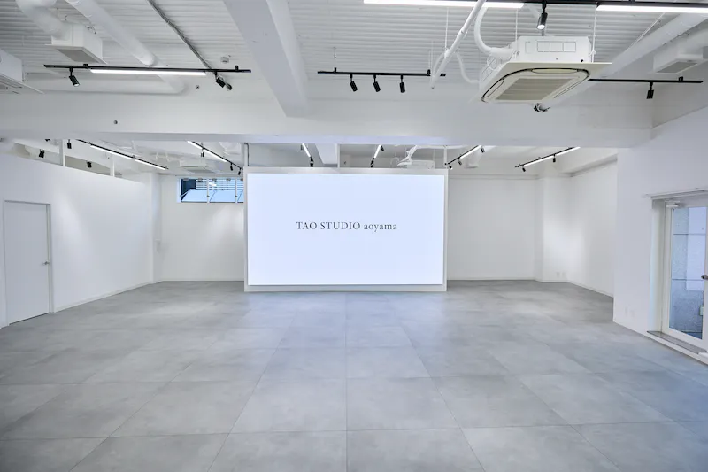 【TAO STUDIO aoyama｜外苑前駅4分｜表参道駅8分】招待制の展示会やポップアップストア、ワークショップ、PRイベント等に最適な複合施設４階にある大型LEDスクリ一ン付きイベントスペース