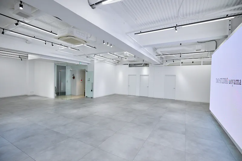 【TAO STUDIO aoyama｜外苑前駅4分｜表参道駅8分】招待制の展示会やポップアップストア、ワークショップ、PRイベント等に最適な複合施設４階にある大型LEDスクリ一ン付きイベントスペース