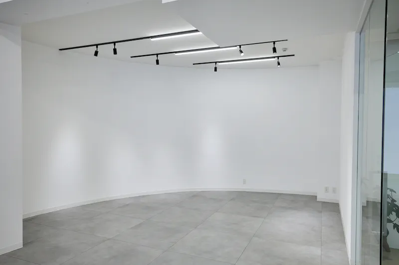 【TAO STUDIO aoyama｜外苑前駅4分｜表参道駅8分】招待制の展示会やポップアップストア、ワークショップ、PRイベント等に最適な複合施設４階にある大型LEDスクリ一ン付きイベントスペース
