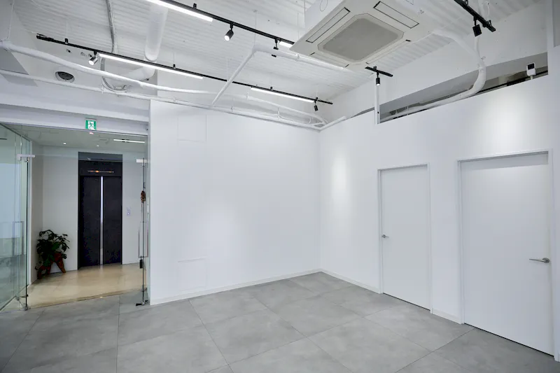 【TAO STUDIO aoyama｜外苑前駅4分｜表参道駅8分】招待制の展示会やポップアップストア、ワークショップ、PRイベント等に最適な複合施設４階にある大型LEDスクリ一ン付きイベントスペース