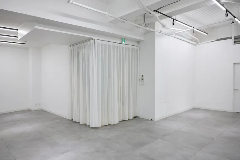 【TAO STUDIO aoyama｜外苑前駅4分｜表参道駅8分】招待制の展示会やポップアップストア、ワークショップ、PRイベント等に最適な複合施設４階にある大型LEDスクリ一ン付きイベントスペース