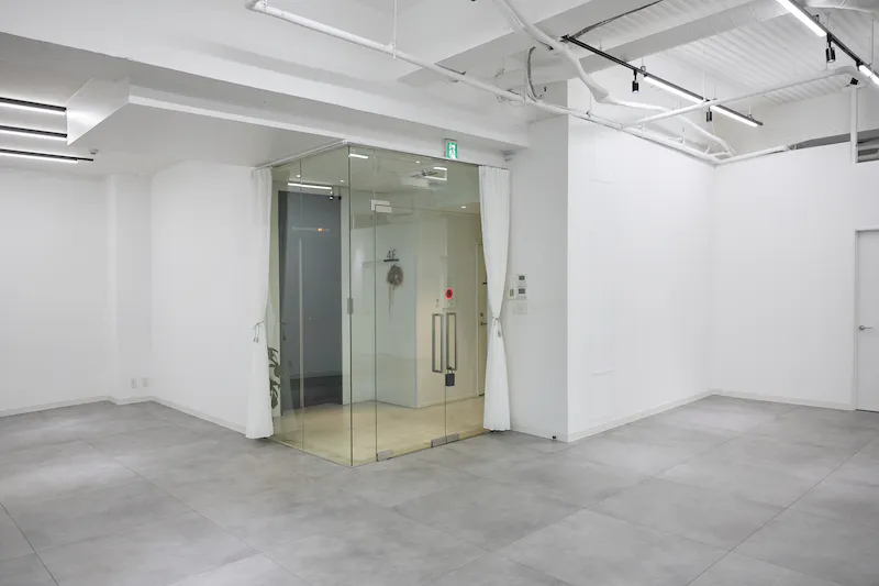 【TAO STUDIO aoyama｜外苑前駅4分｜表参道駅8分】招待制の展示会やポップアップストア、ワークショップ、PRイベント等に最適な複合施設４階にある大型LEDスクリ一ン付きイベントスペース