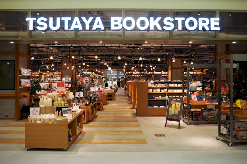 【TSUTAYA BOOKSTORE マークイズ福岡ももち　区画】アーティストの展示、ファッション・アパレルの販売、ハンドメイドマルシェなどに最適な白を基調とした大規模イベントスペース