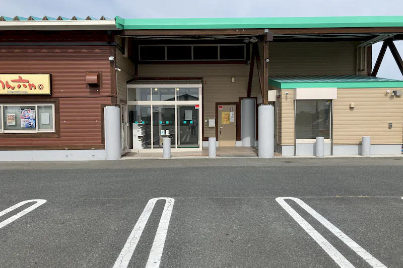 【ダイナム福島相馬店｜割引キャンペーン実施中】キッチンカーやプロモーションイベントの開催に最適なアミューズメント施設のイベントスペース（出入口前）