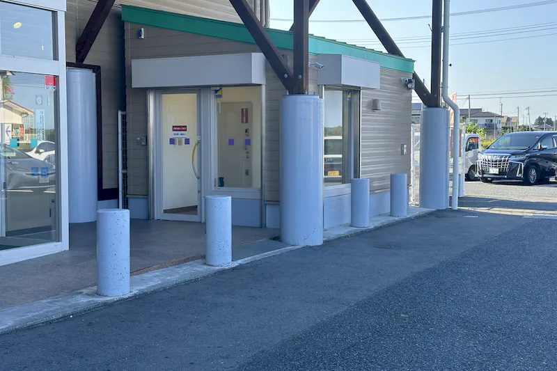 【ダイナム福島相馬店｜割引キャンペーン実施中】キッチンカーやプロモーションイベントの開催に最適なアミューズメント施設のイベントスペース（出入口前）
