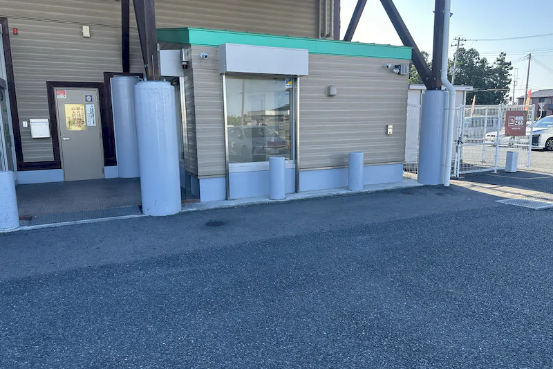 【ダイナム福島相馬店｜割引キャンペーン実施中】キッチンカーやプロモーションイベントの開催に最適なアミューズメント施設のイベントスペース（出入口前）