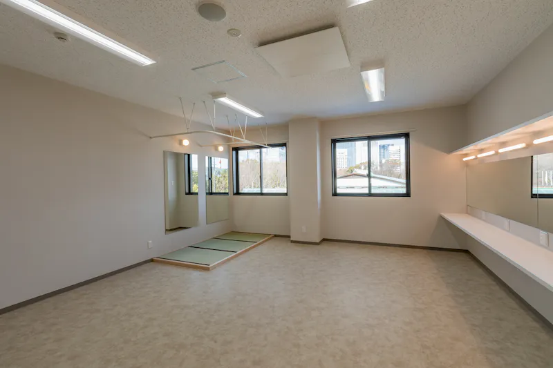 【森ノ宮駅5分／クールジャパンパーク大阪】撮影やリハーサルなどに適した大型ステージと客席の活用が可能なスペース