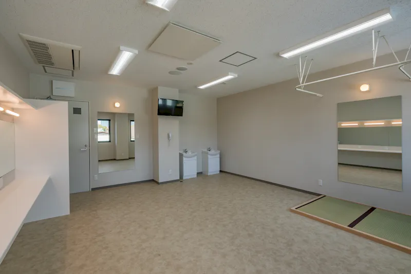 【森ノ宮駅5分／クールジャパンパーク大阪】撮影やリハーサルなどに適した大型ステージと客席の活用が可能なスペース