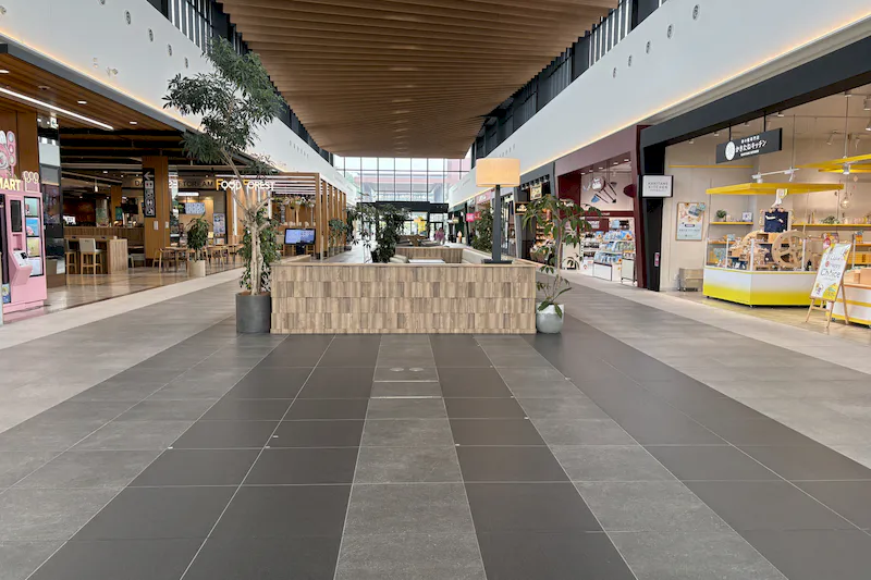 【THE OUTLETS KITAKYUSHU】【入り口】フードフォレスト前（福助側）