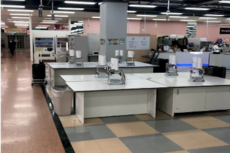 【メガセンタートライアル八千代店】食物販やPR活動に最適な店内1Fレジアウト 　サービスカウンター側（※買取催事不可）