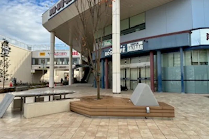 【松竹大船ショッピングセンターC区画】キッチンカー出店やプロモーションに最適！B棟1階ブックオフ正面入口横の屋外イベントスペース