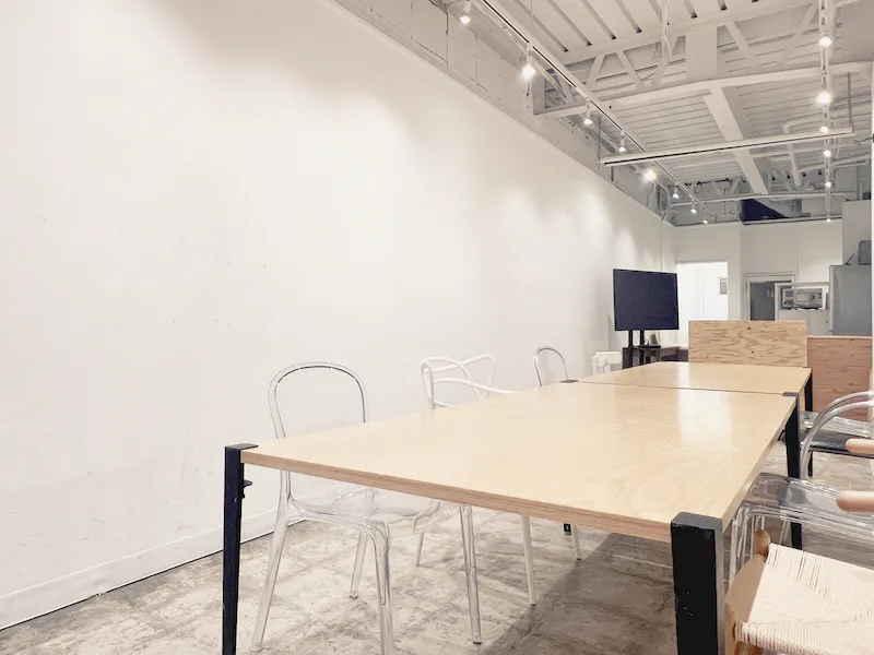 長く白い壁面があるため展示利用に最適です。 画鋲程度であれば補修不要です。 釘などを打つ際は原状回復としてパテ埋め補修をお願いいたします。