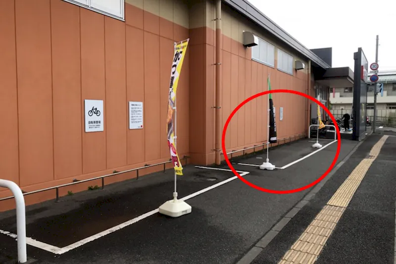 【西友　台原店】屋外入口横 (屋根なし・奥州街道側)　キッチンカー・移動販売や、たいやき・焼き鳥・クレープ など販売におすすめな屋外催事イベントスペースの画像
