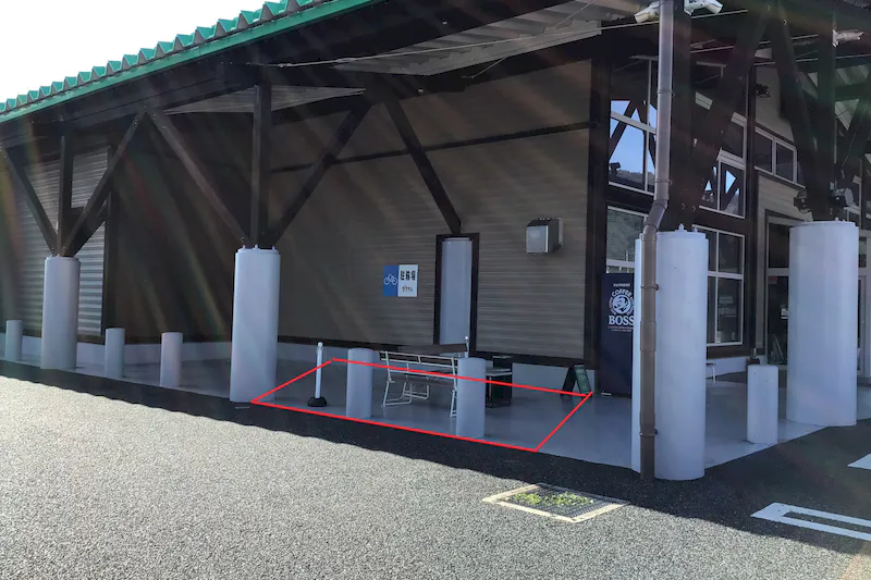 【ダイナム福山店｜割引キャンペーン実施中】物販や喫煙具のプロモーション等に最適なアミューズメント施設のイベントスペース（喫煙所付近）