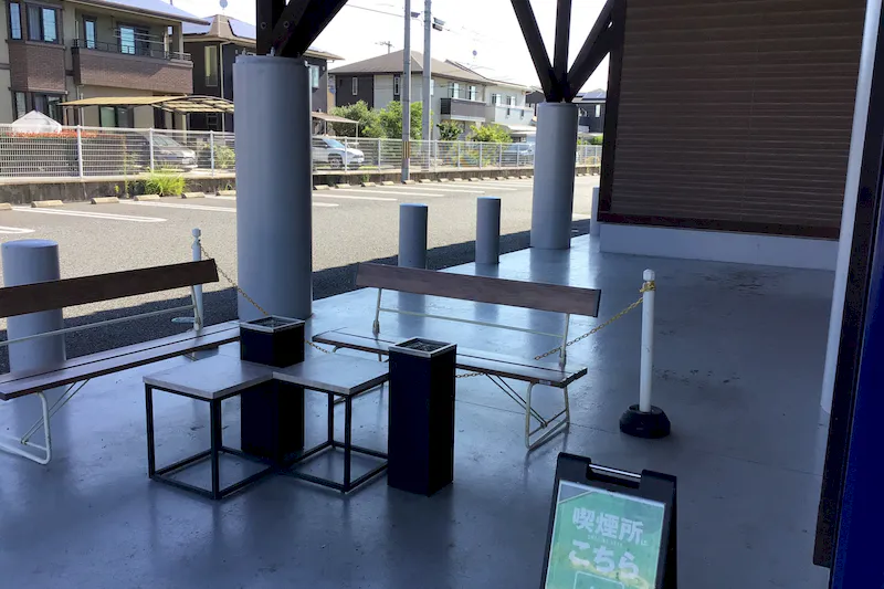 【ダイナム福山店｜割引キャンペーン実施中】物販や喫煙具のプロモーション等に最適なアミューズメント施設のイベントスペース（喫煙所付近）