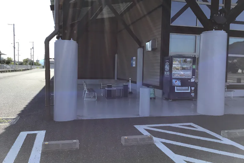 【ダイナム福山店｜割引キャンペーン実施中】物販や喫煙具のプロモーション等に最適なアミューズメント施設のイベントスペース（喫煙所付近）