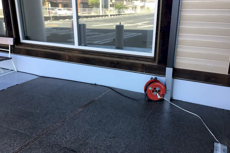 【ダイナム福山店｜割引キャンペーン実施中】物販や喫煙具のプロモーション等に最適なアミューズメント施設のイベントスペース（喫煙所付近）