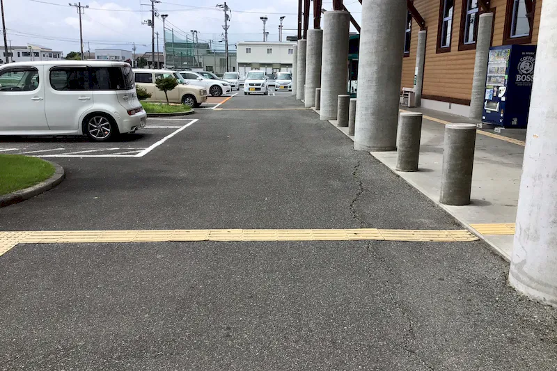 【ダイナムいわき平店｜割引キャンペーン実施中】キッチンカーやプロモーションに最適なアミューズメント施設のイベントスペース(店舗出入口前）