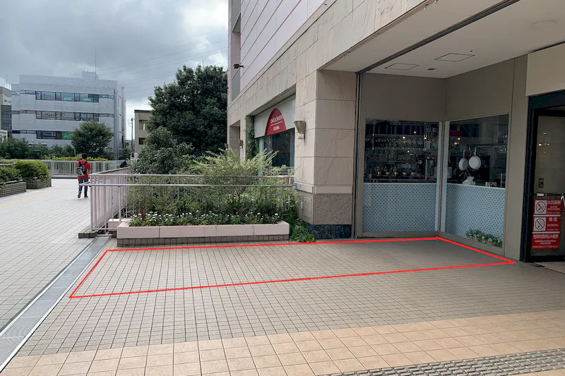 見晴らしの良い空間に位置し、視認性が高くなっています