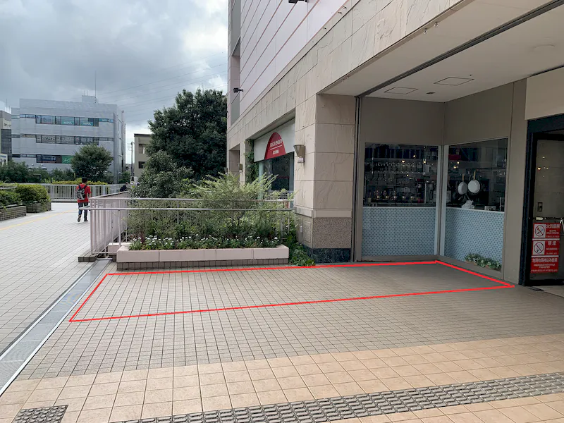 見晴らしの良い空間に位置し、視認性が高くなっています