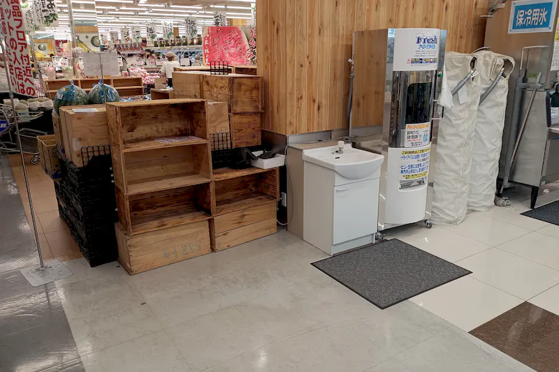 【スーパーバリュー ロピア戸田店】サッカー台付近 各種プロモーション、会員獲得イベントに最適なスーパーマーケットの屋内催事イベントスペース