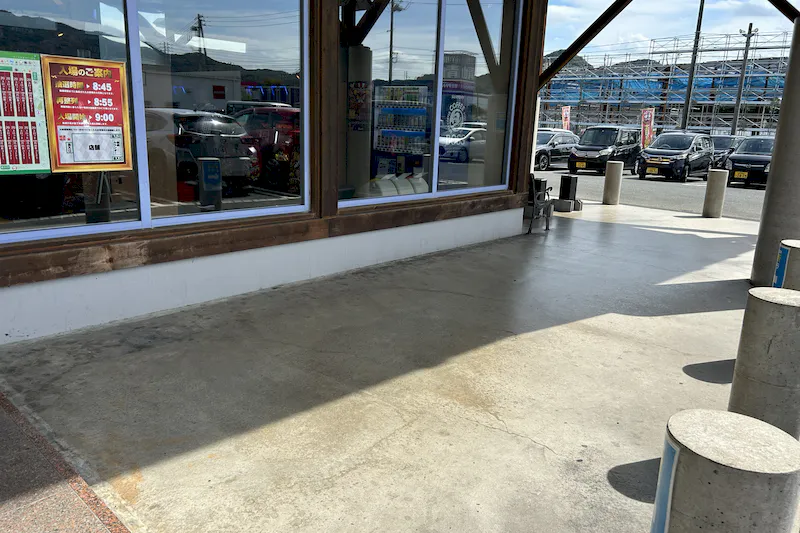 【ダイナム山口小郡店｜割引キャンペーン実施中】各種プロモーションに最適なアミューズメント施設のイベントスペース（喫煙所横）
