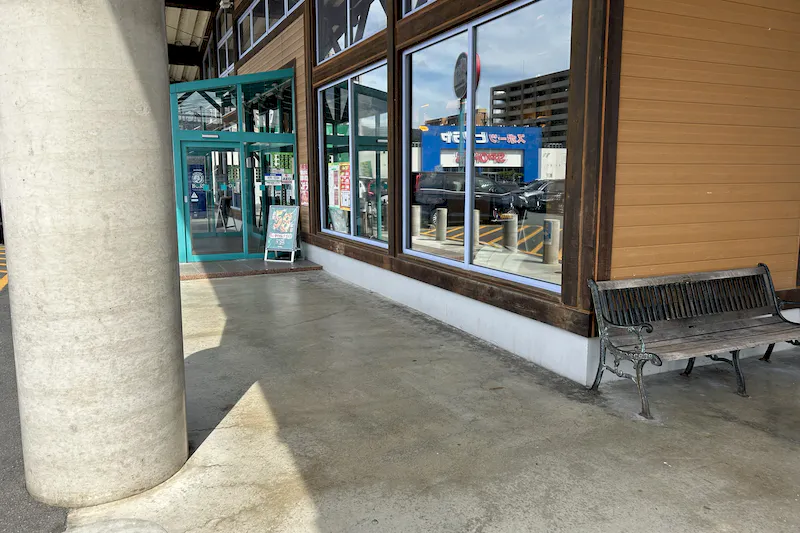 【ダイナム山口小郡店｜割引キャンペーン実施中】各種プロモーションに最適なアミューズメント施設のイベントスペース（喫煙所横）
