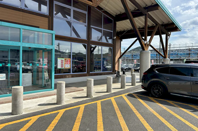 【ダイナム山口小郡店｜割引キャンペーン実施中】各種プロモーションに最適なアミューズメント施設のイベントスペース（喫煙所横）