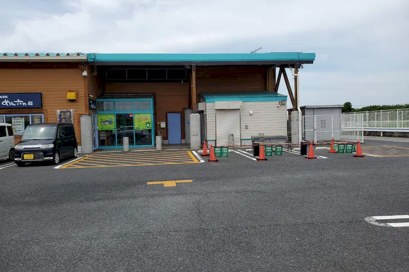【ダイナム千葉海上店ゆったり館｜割引キャンペーン実施中】キッチンカー出店やプロモーションイベントに最適なアミューズメント施設のイベントスペース（①　店舗食堂側入り口駐車場_大型キッチンカー駐車可）