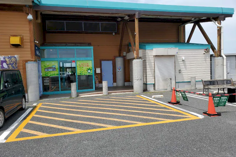 【ダイナム千葉海上店ゆったり館｜割引キャンペーン実施中】キッチンカー出店やプロモーションイベントに最適なアミューズメント施設のイベントスペース（①　店舗食堂側入り口駐車場_大型キッチンカー駐車可）