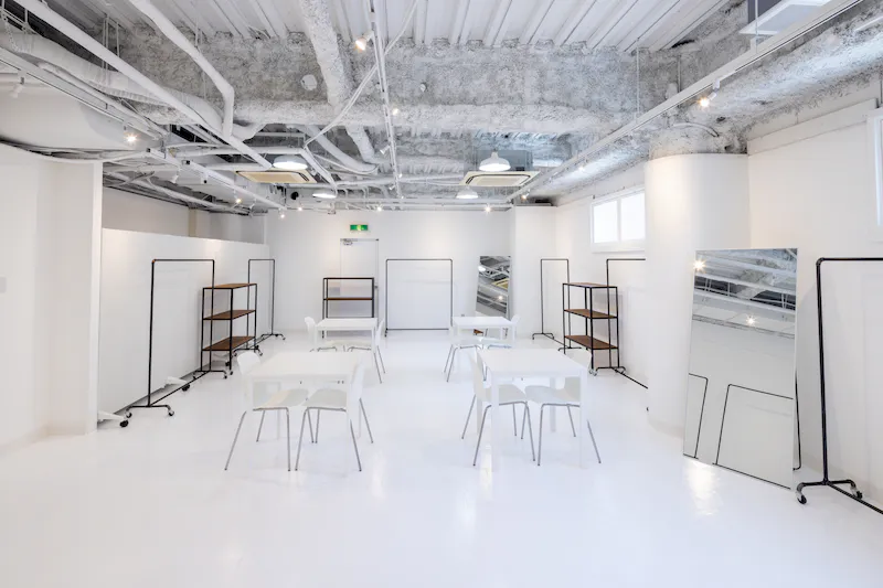 【心斎橋駅5分】招待制のファッション系展示販売会やアート系展示会に最適な白を基調とした清潔感のあるレンタルスペース