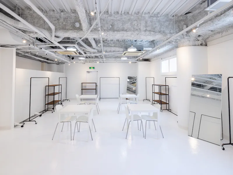 【心斎橋駅5分】招待制のファッション系展示販売会やアート系展示会に最適な白を基調とした清潔感のあるレンタルスペースの画像2