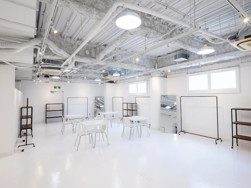 【心斎橋駅5分】招待制のファッション系展示販売会やアート系展示会に最適な白を基調とした清潔感のあるレンタルスペースの画像3