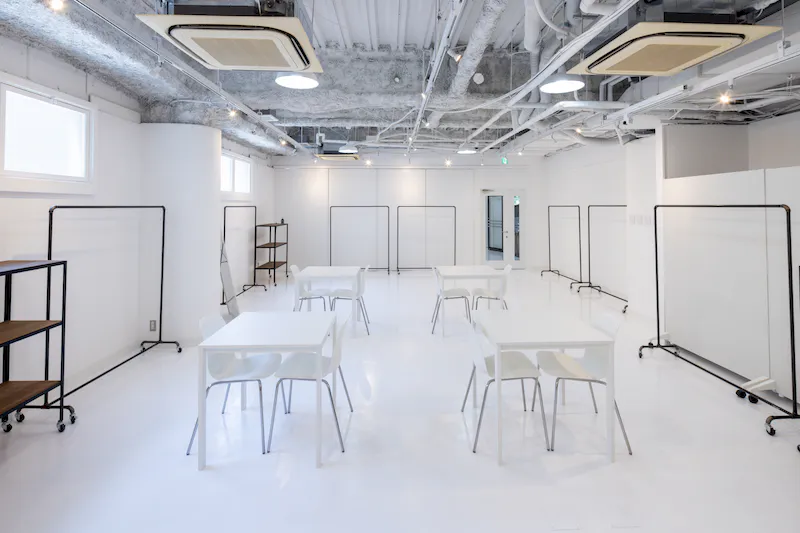 【心斎橋駅5分】招待制のファッション系展示販売会やアート系展示会に最適な白を基調とした清潔感のあるレンタルスペース