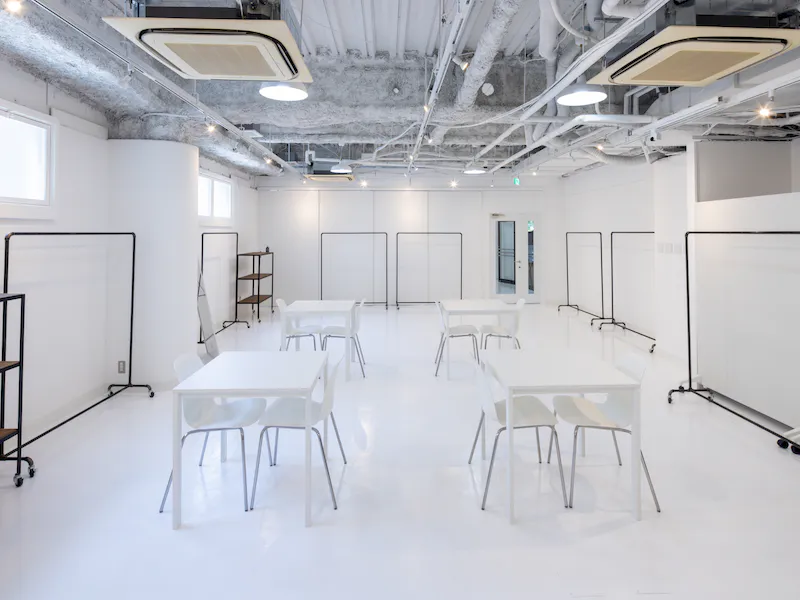 【心斎橋駅5分】招待制のファッション系展示販売会やアート系展示会に最適な白を基調とした清潔感のあるレンタルスペースの画像4