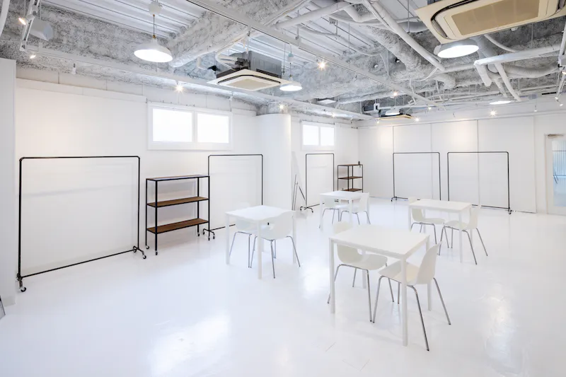 【心斎橋駅5分】招待制のファッション系展示販売会やアート系展示会に最適な白を基調とした清潔感のあるレンタルスペース
