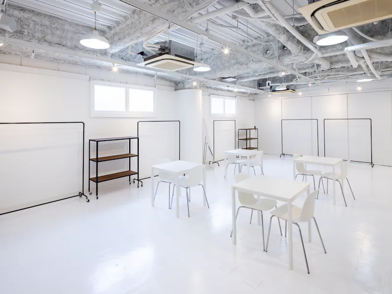 【心斎橋駅5分】招待制のファッション系展示販売会やアート系展示会に最適な白を基調とした清潔感のあるレンタルスペースの画像5