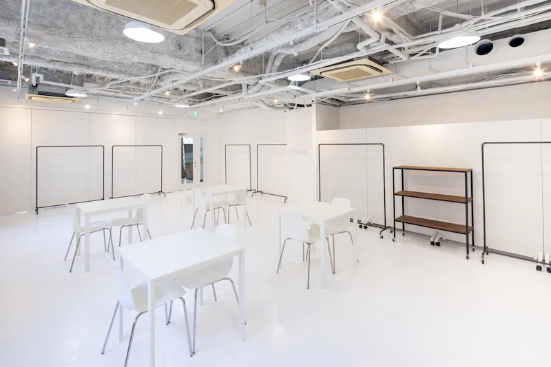 【心斎橋駅5分】招待制のファッション系展示販売会やアート系展示会に最適な白を基調とした清潔感のあるレンタルスペース