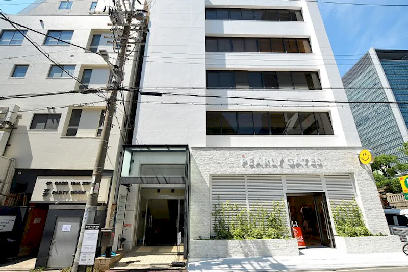 【心斎橋駅5分】南向きの窓から自然光が入る空間とオフィスルーム、ストックルームなど が充実の広々としたワンフロアのプライベートスペースです。