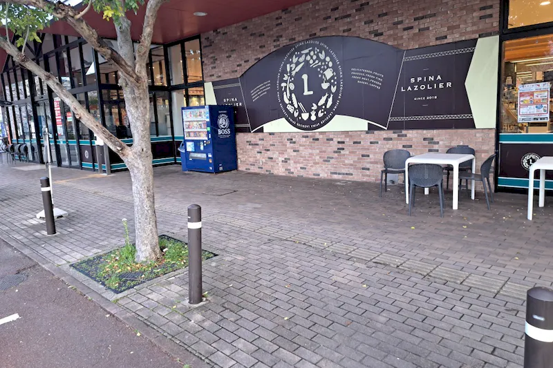 【スピナラソリエ（高見店）】イートイン前(店の南側) 販促プロモーションや物販に最適なスーパー屋外催事イベントスペース