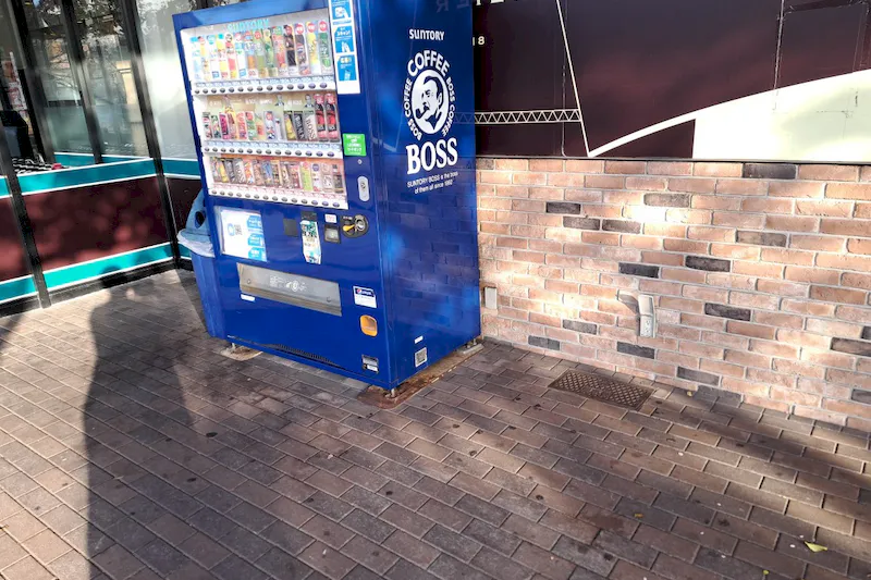 【スピナラソリエ（高見店）】イートイン前(店の南側) 販促プロモーションや物販に最適なスーパー屋外催事イベントスペース