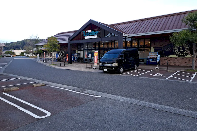 【スピナラソリエ（高見店）】イートイン前(店の南側) 販促プロモーションや物販に最適なスーパー屋外催事イベントスペース