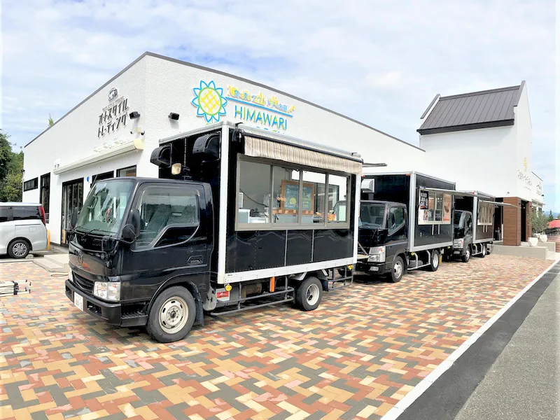 大型のキッチンカーなら3台ほどのスペースがございます。
