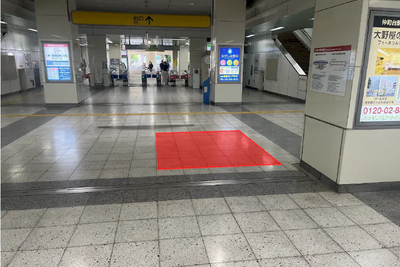 【横浜市営地下鉄ブルーライン仲町台駅】各種プロモーションや物販、サンプリングに最適なコンパクトな改札内イベントスペースの画像