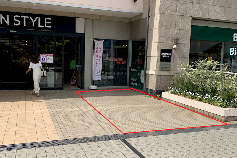 出入口付近のため、人目に付きやすいスペースです