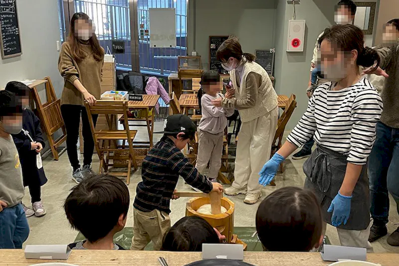 【中川駅徒歩4分】家族連れ向けのワークショップや女性、子供向けのイベント実施に最適な託児スペースとカフェが併設されたイベントスペース
